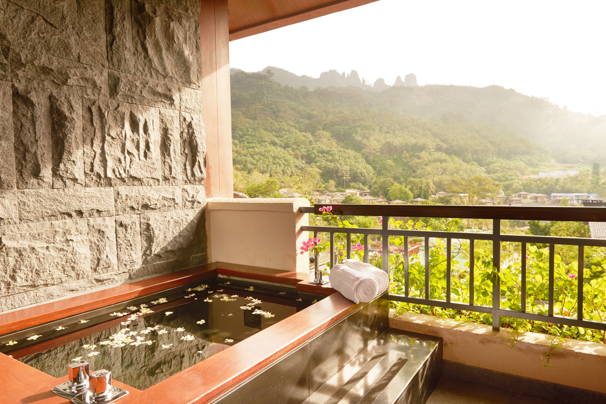 Doubletree Resort By Hilton Hotel Hainan - Qixianling Hot Spring Baoting Dış mekan fotoğraf